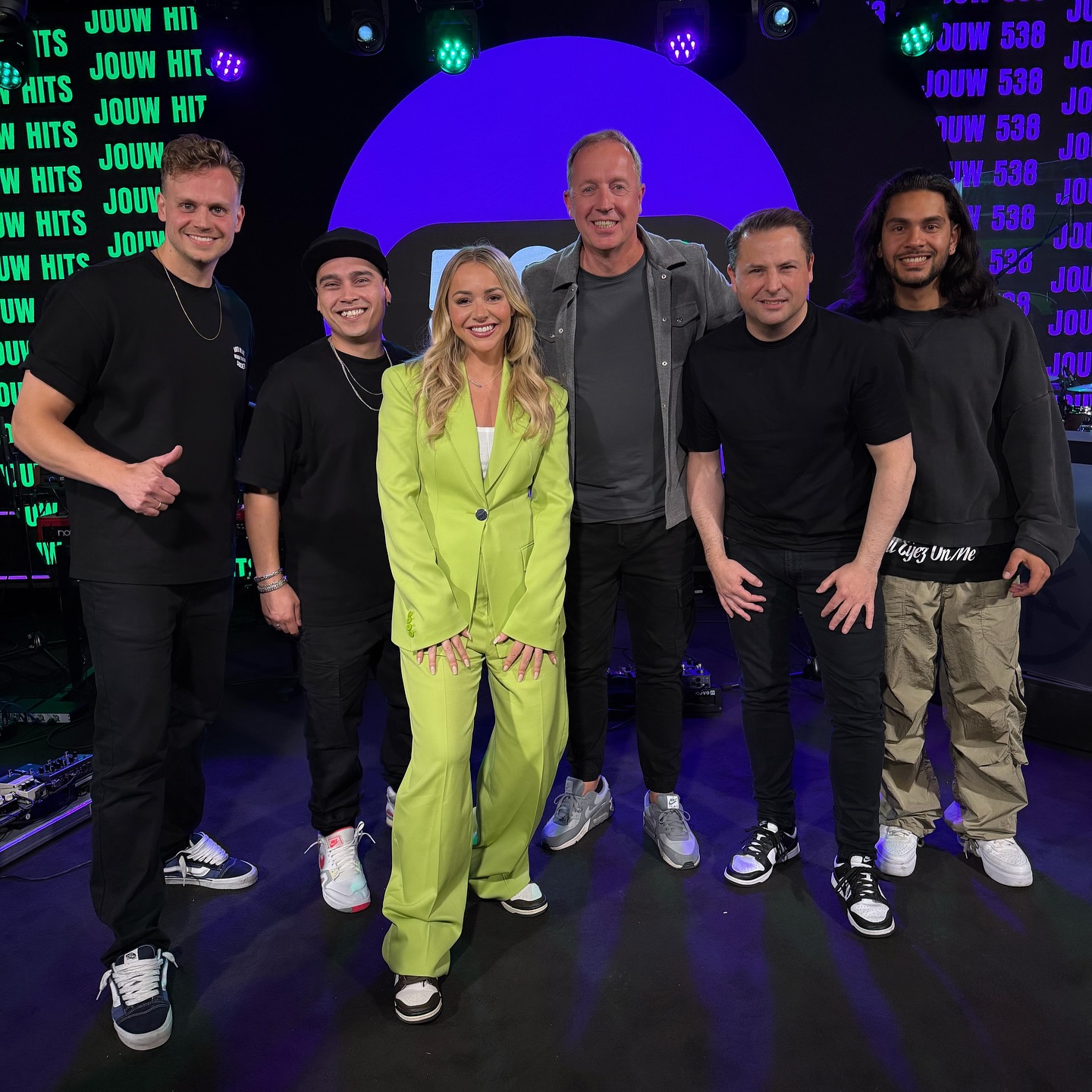 Arjen Rooijackers met Emma Heesters, Edwin Evers en de band bij Radio 538